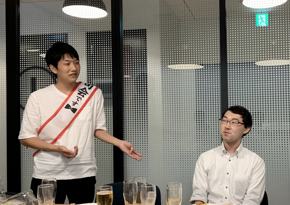 仕事内容を説明する様子